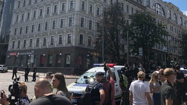 Сотрудники правоохранительных органов Украины возле бизнес-центре Леонардо в Киеве Сотрудники правоохранительных органов Украины возле бизнес-центре Леонардо в Киеве