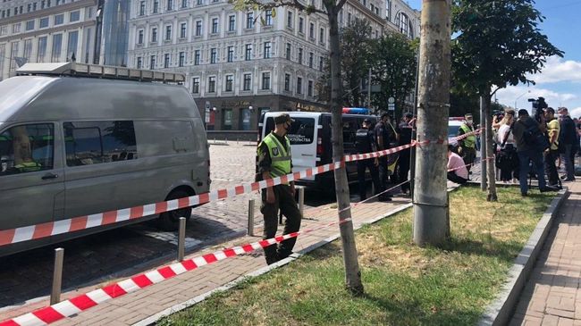 Сотрудники правоохранительных органов Украины возле бизнес-центре Леонардо в Киеве Сотрудники правоохранительных органов Украины возле бизнес-центре Леонардо в Киеве