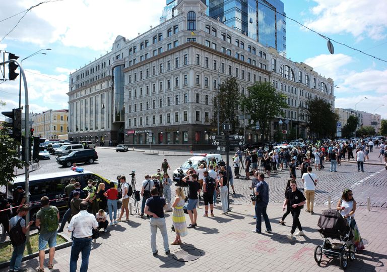 Сотрудники правоохранительных органов Украины возле бизнес-центре Леонардо в Киеве Сотрудники правоохранительных органов Украины возле бизнес-центре Леонардо в Киеве