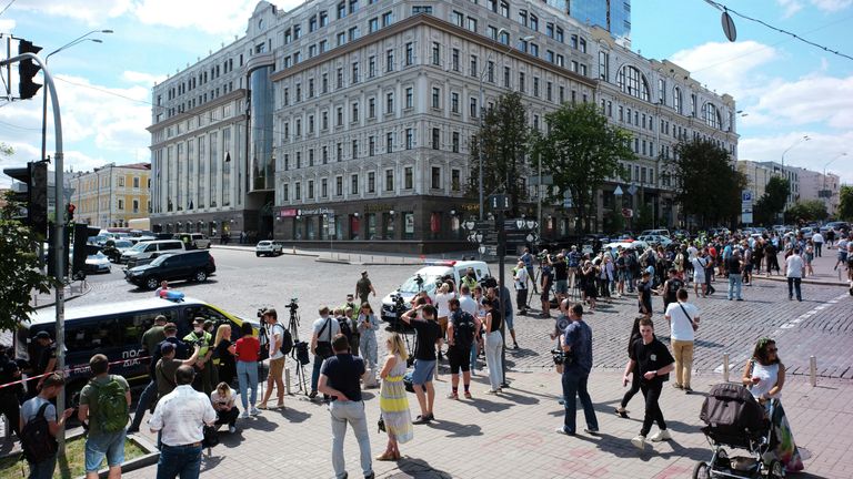 Сотрудники правоохранительных органов Украины возле бизнес-центре Леонардо в Киеве Сотрудники правоохранительных органов Украины возле бизнес-центре Леонардо в Киеве