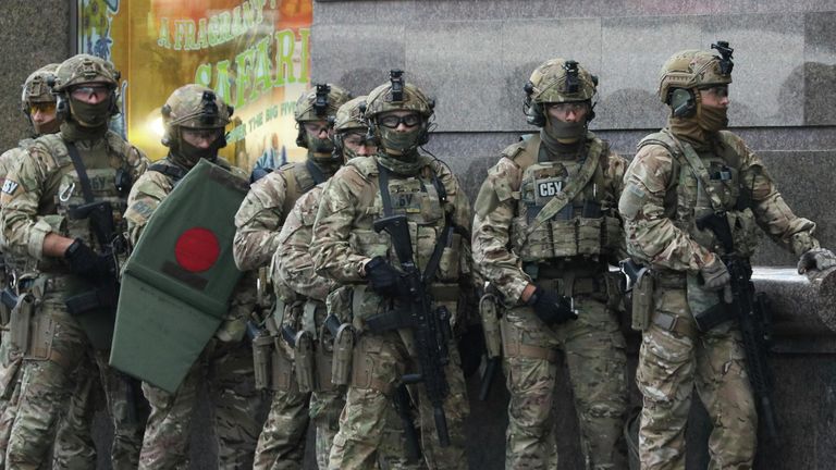 Сотрудники СБУ Украины возле бизнес-центре Леонардо в Киеве Сотрудники СБУ Украины возле бизнес-центре Леонардо в Киеве