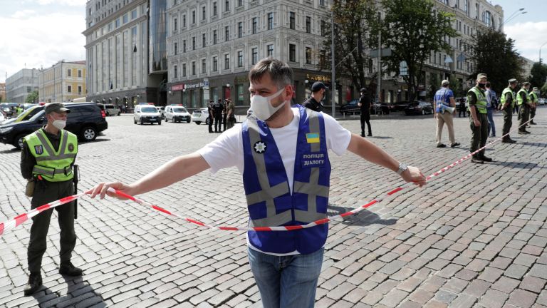 Сотрудники правоохранительных органов Украины возле бизнес-центре Леонардо в Киеве Сотрудники правоохранительных органов Украины возле бизнес-центре Леонардо в Киеве