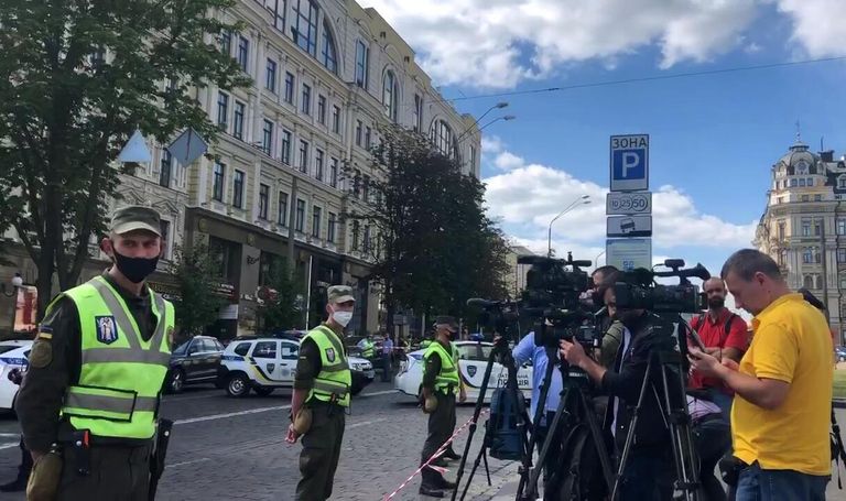 Сотрудники правоохранительных органов и журналисты у здания бизнес-центра Леонардо в Киеве Сотрудники правоохранительных органов и журналисты у здания бизнес-центра Леонардо в Киеве