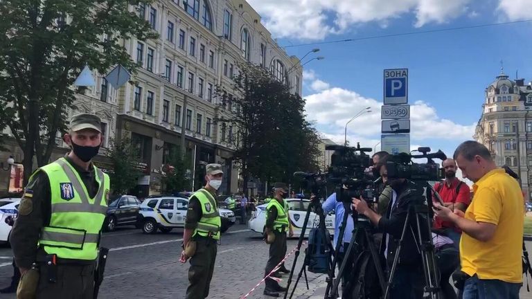 Сотрудники правоохранительных органов и журналисты у здания бизнес-центра Леонардо в Киеве Сотрудники правоохранительных органов и журналисты у здания бизнес-центра Леонардо в Киеве