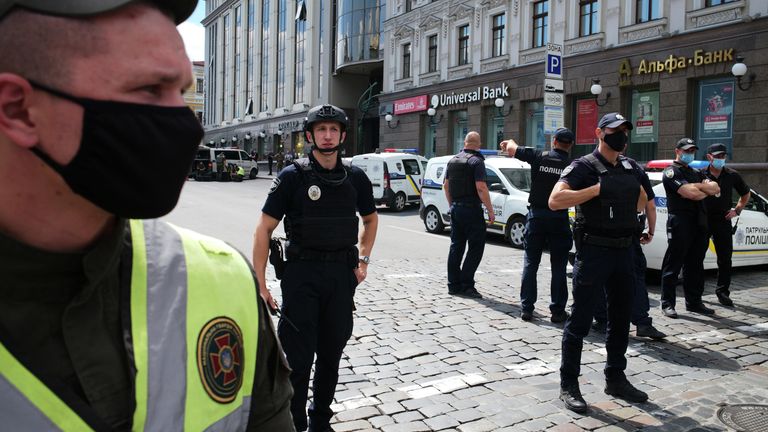 Сотрудники правоохранительных органов Украины возле бизнес-центре Леонардо в Киеве Сотрудники правоохранительных органов Украины возле бизнес-центре Леонардо в Киеве