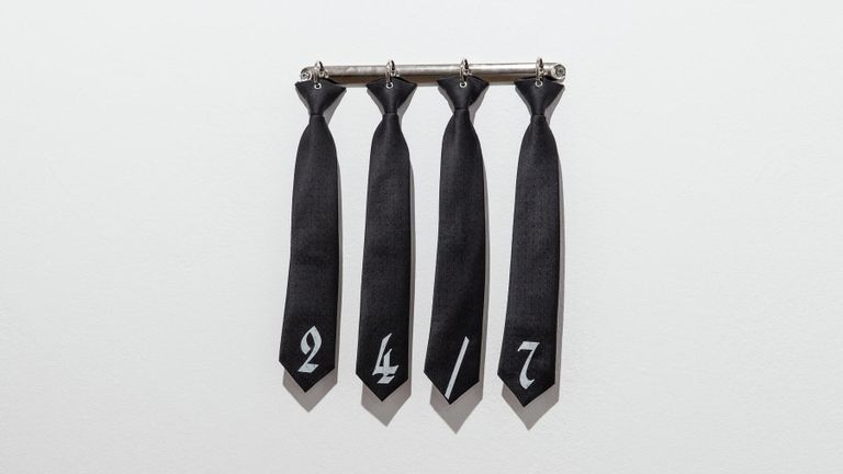 Александр Образумов. Без названия (Карьерная лестница), 2018. Галстуки, кольцевые механизмы, акрил. 40 × 40 см