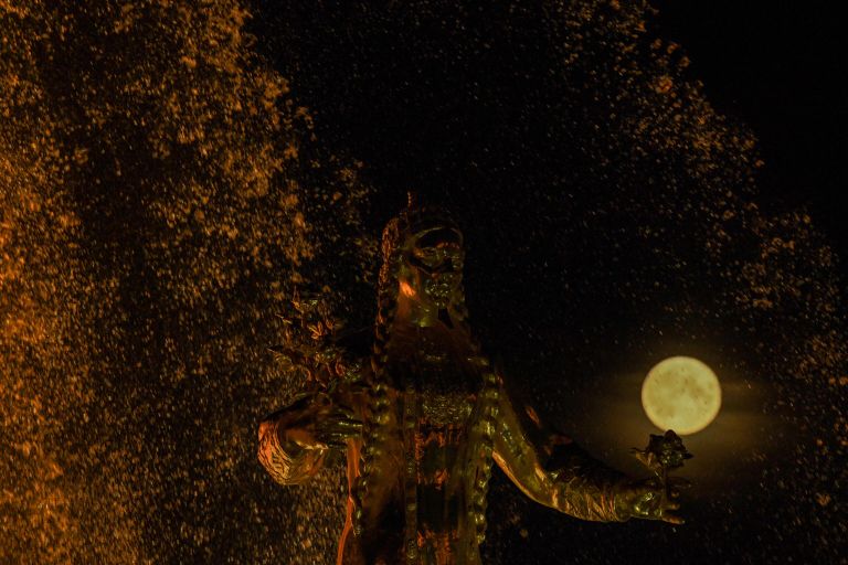 Полнолуние за фонтаном Дружба народов на ВДНХ в Москве