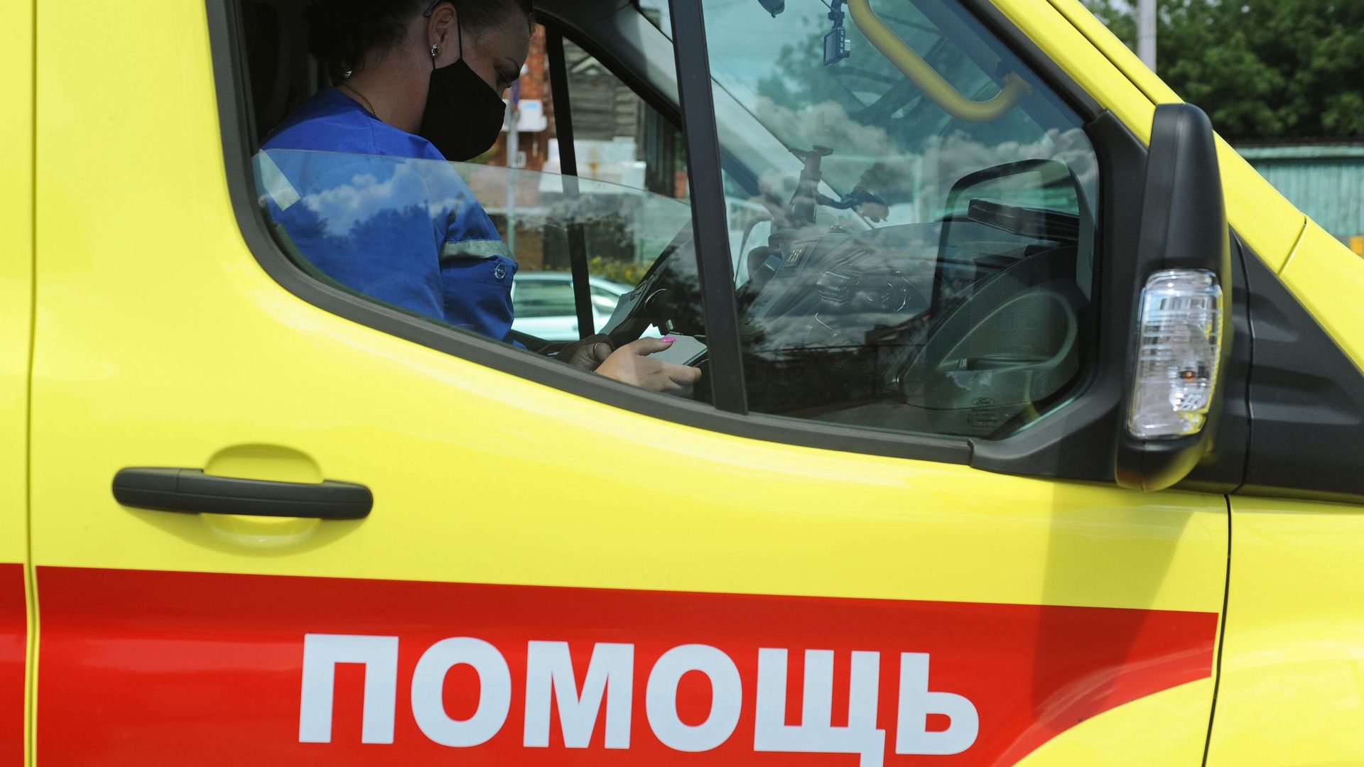 Фельдшер Тамбовской областной станции скорой медицинской помощи и медицины катастроф в реанимобиле Фельдшер Тамбовской областной станции скорой медицинской помощи и медицины катастроф в реанимобиле - РИА Новости, 1920, 18.09.2020