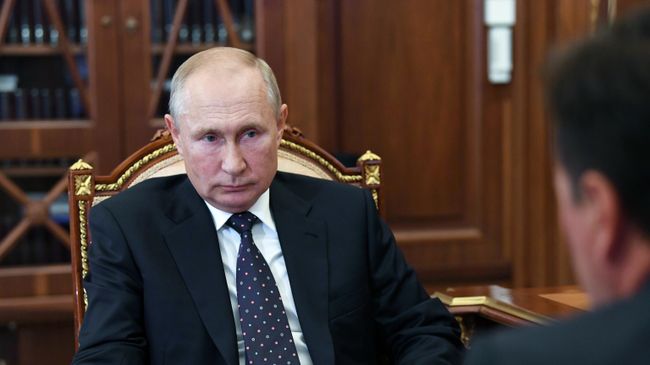 Президент РФ Владимир Путин и губернатор Московской области Андрей Воробьев (справа) во время встречи в Кремле Президент РФ Владимир Путин и губернатор Московской области Андрей Воробьев (справа) во время встречи в Кремле