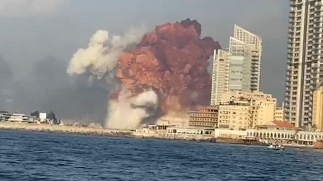 Кадры мощного взрыва в районе порта в Бейруте Кадры мощного взрыва в районе порта в Бейруте