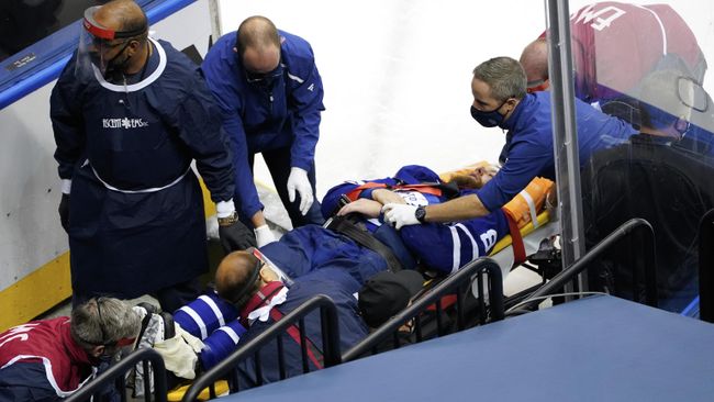 TORONTO, ONTARIO - AUGUST 04: Jake Muzzin #8 of the Toronto Maple Leafs is carried off the ice during the third period in Game Two of the Eastern Conference Qualification Round prior to the 2020 NHL Stanley Cup Playoff at Scotiabank Arena on August 04, 2020 in Toronto, Ontario, Canada. Andre Ringuette/Freestyle Photo/Getty Images/AFP TORONTO, ONTARIO - AUGUST 04: Jake Muzzin #8 of the Toronto Maple Leafs is carried off the ice during the third period in Game Two of the Eastern Conference Qualification Round prior to the 2020 NHL Stanley Cup Playoff at Scotiabank Arena on August 04, 2020 in Toronto, Ontario, Canada. Andre Ringuette/Freestyle Photo/Getty Images/AFP