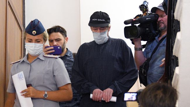 Актер Михаил Ефремов перед началом слушаний в Пресненском суде по делу о ДТП Актер Михаил Ефремов перед началом слушаний в Пресненском суде по делу о ДТП