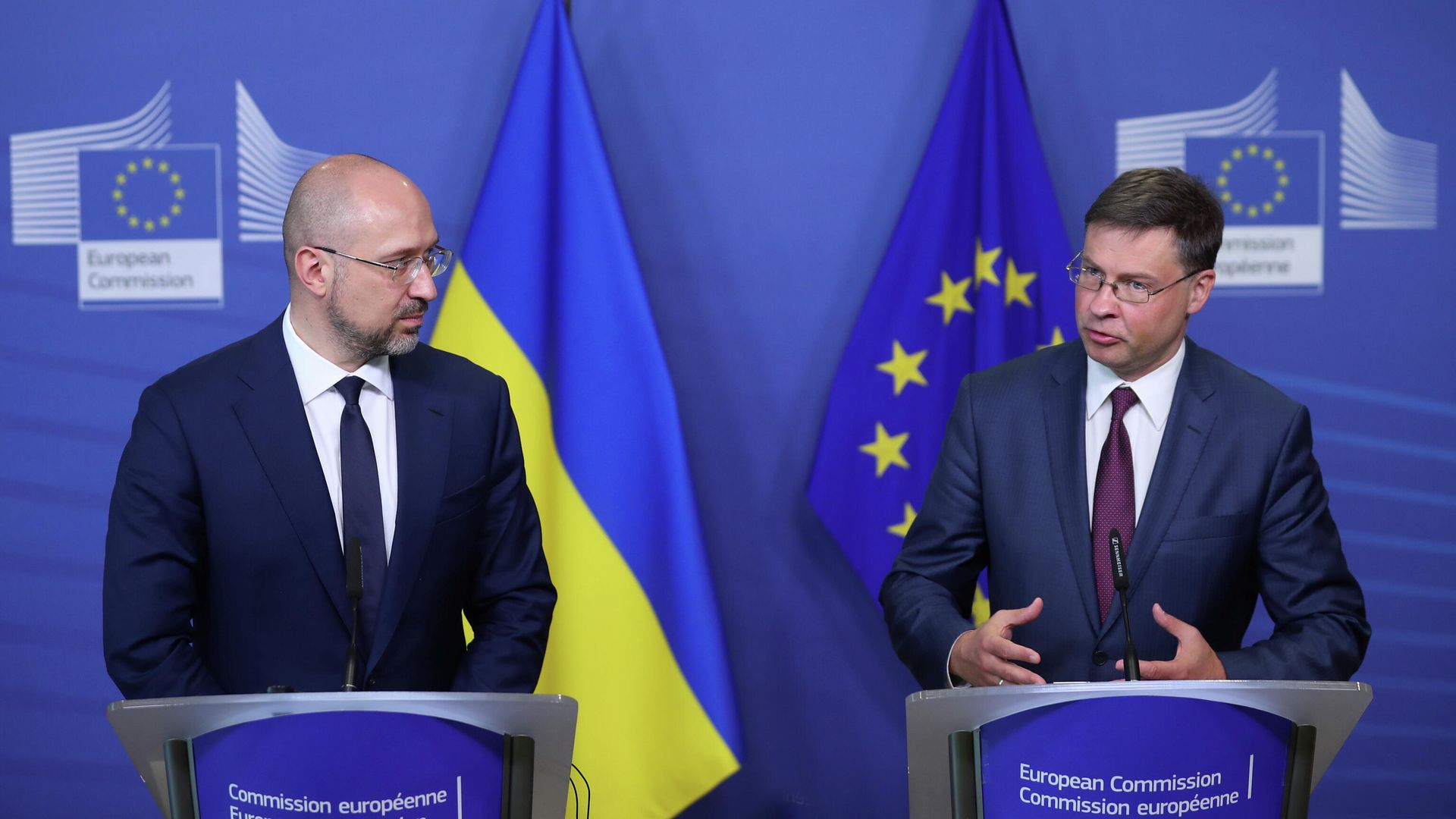 Премьер-министр Украины Денис Шмыгаль и вице-президент Европейской комиссии Валдис Домбровскис после подписания соглашения о выделении Украине макрофинансовой помощи. 23 июля 2020 Премьер-министр Украины Денис Шмыгаль и вице-президент Европейской комиссии Валдис Домбровскис после подписания соглашения о выделении Украине макрофинансовой помощи. 23 июля 2020 - РИА Новости, 1920, 06.08.2020