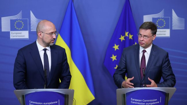 Премьер-министр Украины Денис Шмыгаль и  вице-президент Европейской комиссии Валдис Домбровскис после подписания соглашения о выделении Украине макрофинансовой помощи. 23 июля 2020 