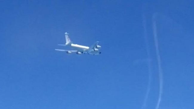 Кадры перехвата российскими Су-27 американских самолетов-разведчиков Кадры перехвата российскими Су-27 американских самолетов-разведчиков
