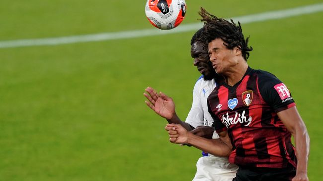 Crystal Palace's Zaire-born Belgian striker Christian Benteke (L) and Bournemouth's Dutch defender Nathan Ake compete during the English Premier League football match between Bournemouth and Crystal Palace at the Vitality Stadium in Bournemouth, southern England on June 20, 2020. (Photo by Will OLIVER / POOL / AFP) / RESTRICTED TO EDITORIAL USE. No use with unauthorized audio, video, data, fixture lists, club/league logos or 'live' services. Online in-match use limited to 120 images. An additional 40 images may be used in extra time. No video emulation. Social media in-match use limited to 120 images. An additional 40 images may be used in extra time. No use in betting publications, games or single club/league/player publications. / 