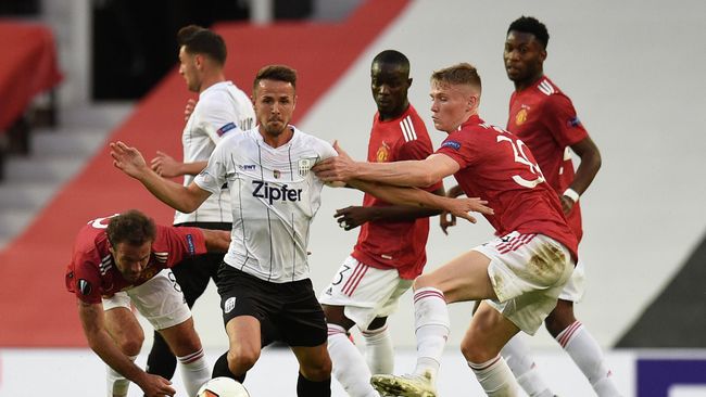 LASK's Austrian midfielder Rene Renner (C) vies with Manchester United's Scottish midfielder Scott McTominay during the UEFA Europa League last 16 second leg football match between Manchester United and Linzer ASK at Old Trafford in Manchester, north west England, on August 5, 2020. (Photo by Oli SCARFF / AFP) LASK's Austrian midfielder Rene Renner (C) vies with Manchester United's Scottish midfielder Scott McTominay during the UEFA Europa League last 16 second leg football match between Manchester United and Linzer ASK at Old Trafford in Manchester, north west England, on August 5, 2020. (Photo by Oli SCARFF / AFP)