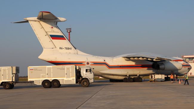 Самолет Ил-76 МЧС с российской помощью в аэропорту Бейрута