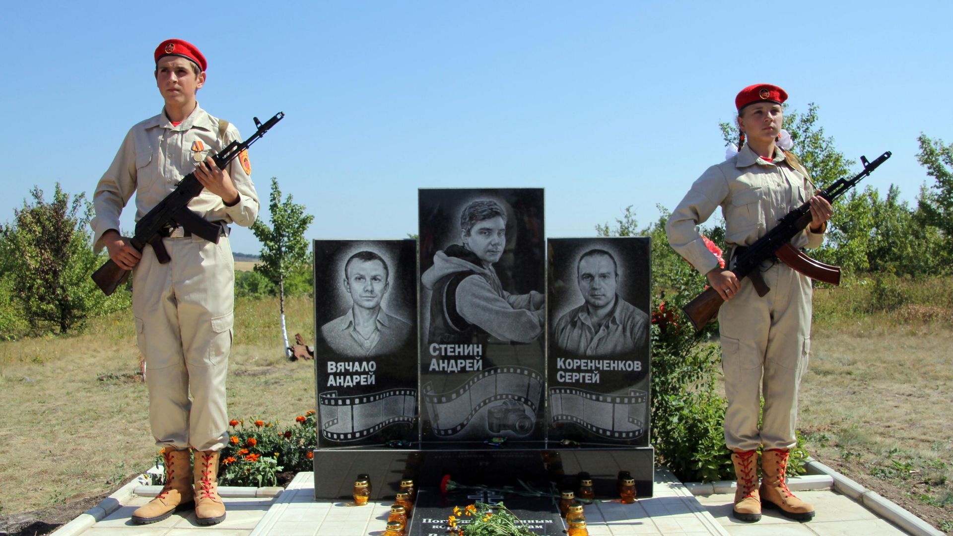 Возложение цветов к памятному знаку на месте гибели фотокорреспондента МИА Россия сегодня Андрея Стенина Возложение цветов к памятному знаку на месте гибели фотокорреспондента МИА Россия сегодня Андрея Стенина - РИА Новости, 1920, 06.08.2023