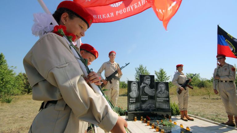 Участники военно-патриотического движения ДНР Молодая гвардия стоят в почетном карауле у памятника на месте гибели фотокорреспондента МИА Россия сегодня Андрея Стенина в Донецкой области Участники военно-патриотического движения ДНР Молодая гвардия стоят в почетном карауле у памятника на месте гибели фотокорреспондента МИА Россия сегодня Андрея Стенина в Донецкой области
