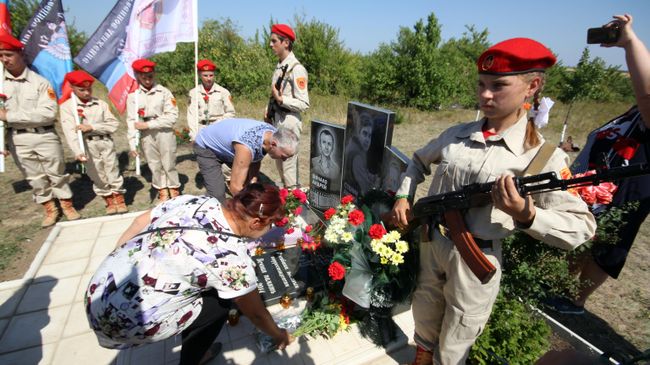 Участники военно-патриотического движения ДНР Молодая гвардия стоят в почетном карауле у памятника на месте гибели фотокорреспондента МИА Россия сегодня Андрея Стенина в Донецкой области Участники военно-патриотического движения ДНР Молодая гвардия стоят в почетном карауле у памятника на месте гибели фотокорреспондента МИА Россия сегодня Андрея Стенина в Донецкой области