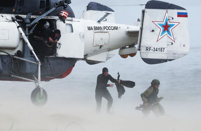 Морские пехотинцы Балтийского флота высаживаются с вертолета Ка-27 ПС на необорудованное побережье условного противника во время военных учений