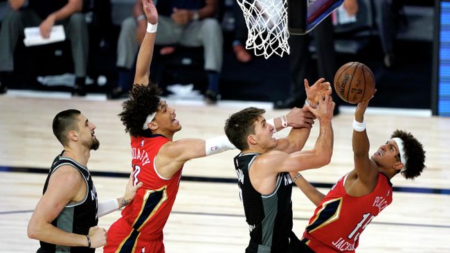 LAKE BUENA VISTA, FLORIDA - AUGUST 06: Bogdan Bogdanovic #8 of the Sacramento Kings, center right, competes for an offensive rebound against New Orleans Pelicans' Frank Jackson #15, right, and Pelicans' Jaxson Hayes #10, center left, as Kings' Alex Len #25, left, looks on during the second half of an NBA basketball game at HP Field House at ESPN Wide World Of Sports Complex on August 6, 2020 in Lake Buena Vista, Florida. NOTE TO USER: User expressly acknowledges and agrees that, by downloading and or using this photograph, User is consenting to the terms and conditions of the Getty Images License Agreement.   Ashley Landis-Pool/Getty Images/AFP