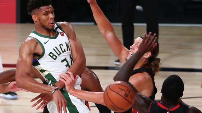 LAKE BUENA VISTA, FLORIDA - AUGUST 06: Giannis Antetokounmpo #34 of the Milwaukee Bucks passes the ball against Kelly Olynyk #9 and Kendrick Nunn #25 of the Miami Heat during the second half at The Arena at ESPN Wide World Of Sports Complex on August 6, 2020 in Lake Buena Vista, Florida. NOTE TO USER: User expressly acknowledges and agrees that, by downloading and or using this photograph, User is consenting to the terms and conditions of the Getty Images License Agreement. Kim Klement-Pool/Getty Images/AFP LAKE BUENA VISTA, FLORIDA - AUGUST 06: Giannis Antetokounmpo #34 of the Milwaukee Bucks passes the ball against Kelly Olynyk #9 and Kendrick Nunn #25 of the Miami Heat during the second half at The Arena at ESPN Wide World Of Sports Complex on August 6, 2020 in Lake Buena Vista, Florida. NOTE TO USER: User expressly acknowledges and agrees that, by downloading and or using this photograph, User is consenting to the terms and conditions of the Getty Images License Agreement. Kim Klement-Pool/Getty Images/AFP