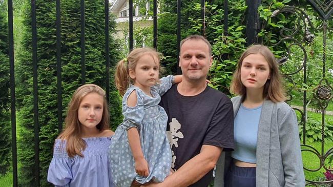 Мастер художественного литья Игорь Проклов с дочерьми Мастер художественного литья Игорь Проклов с дочерьми
