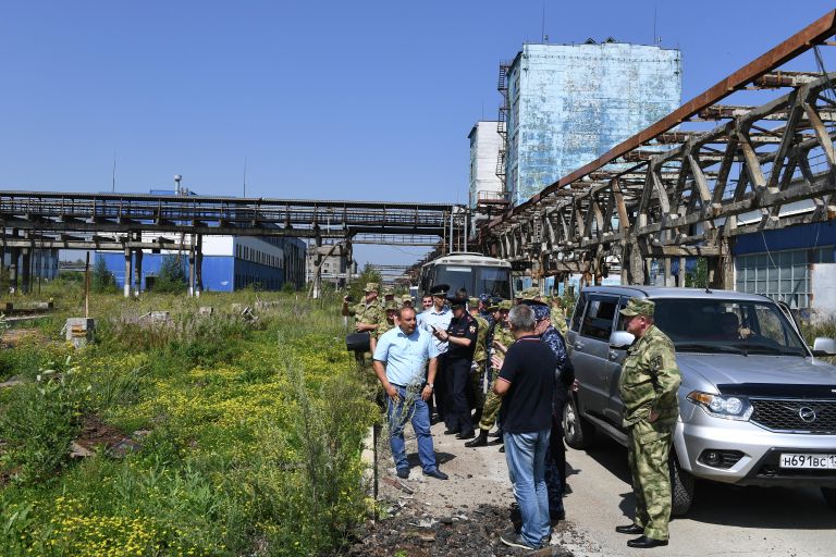 Мэр города Усолье-Сибирское Максим Торопкин и сотрудники Росгвардии во время осмотра территории предприятия Усольехимпром Мэр города Усолье-Сибирское Максим Торопкин и сотрудники Росгвардии во время осмотра территории предприятия Усольехимпром