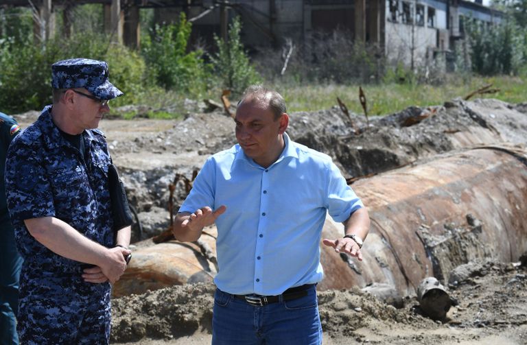 Мэр города Усолье-Сибирское Максим Торопкин, первый заместитель начальника Главного управления вневедомственной охраны Росгвардии Александр Парфенчик во время осмотра территории предприятия Усольехимпром Мэр города Усолье-Сибирское Максим Торопкин, первый заместитель начальника Главного управления вневедомственной охраны Росгвардии Александр Парфенчик во время осмотра территории предприятия Усольехимпром