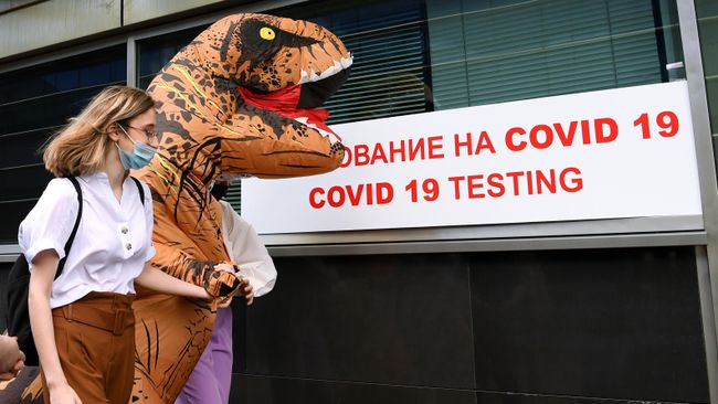 Пассажирка перед экспресс-тестированием на COVID-19 в международном аэропорту Внуково Пассажирка перед экспресс-тестированием на COVID-19 в международном аэропорту Внуково