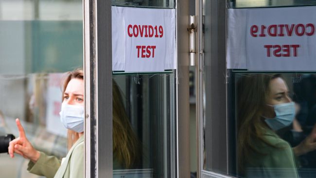 Пассажирка перед экспресс-тестированием на COVID-19 в международном аэропорту Внуково Пассажирка перед экспресс-тестированием на COVID-19 в международном аэропорту Внуково
