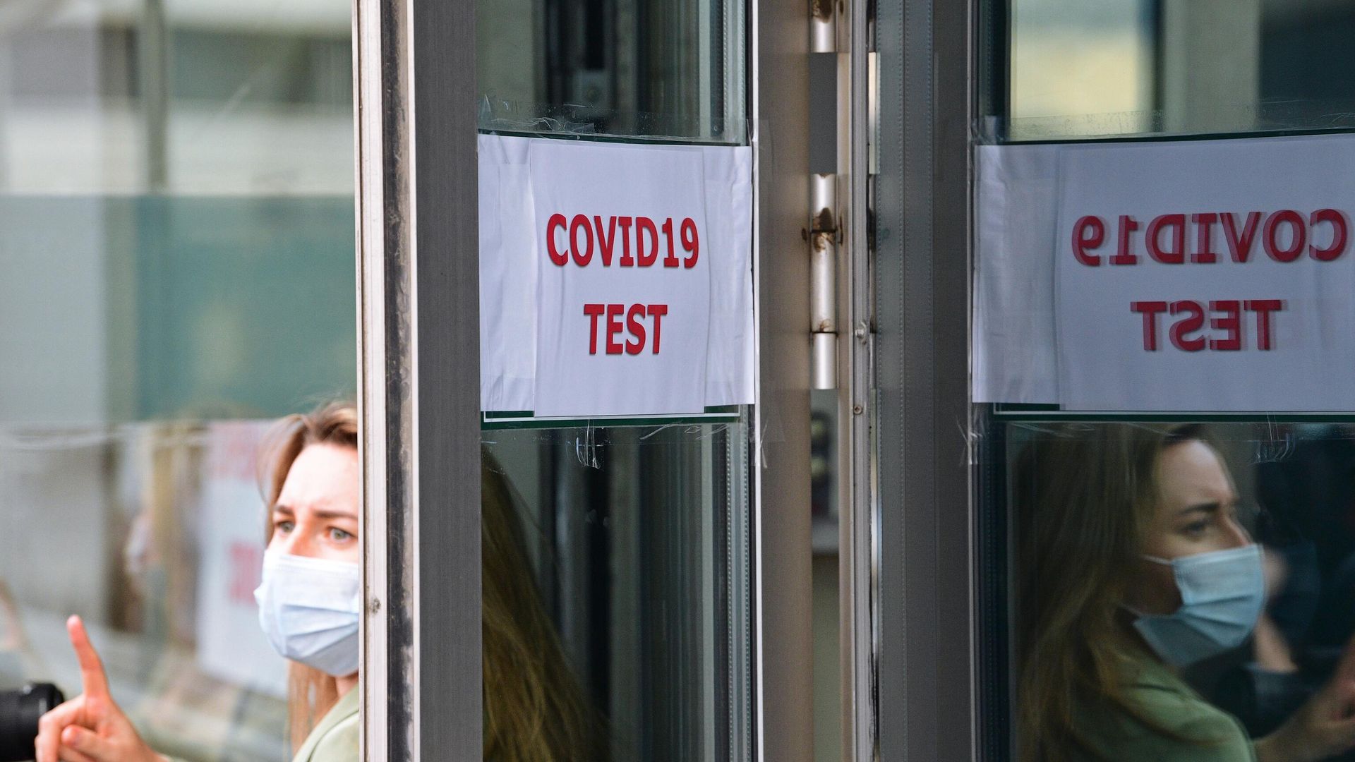 Пассажирка перед экспресс-тестированием на COVID-19 в международном аэропорту Внуково Пассажирка перед экспресс-тестированием на COVID-19 в международном аэропорту Внуково - РИА Новости, 1920, 10.08.2020