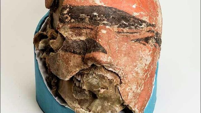 Глиняная маска на лице таштыкской мумии мужчины, найденной в Хакасии Глиняная маска на лице таштыкской мумии мужчины, найденной в Хакасии