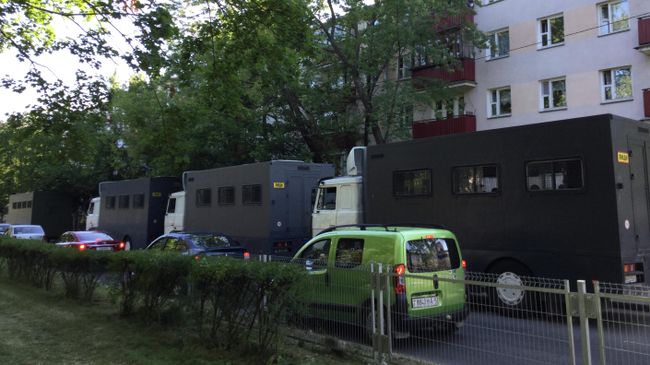 Милицейские автозаки рядом с местом проведения митинга оппозиции в Минске