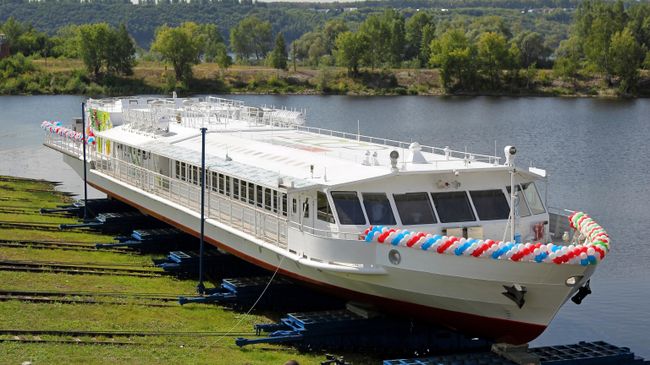 Церемония спуска на воду первого в истории РФ речного пассажирского судна Чайка, работающего на сжиженном природном газе Церемония спуска на воду первого в истории РФ речного пассажирского судна Чайка, работающего на сжиженном природном газе
