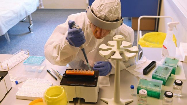 Сотрудник медицинской службы международного аэропорта Внуково имени А. Н. Туполева проводит экспресс-тестирование пассажиров на COVID-19 Сотрудник медицинской службы международного аэропорта Внуково имени А. Н. Туполева проводит экспресс-тестирование пассажиров на COVID-19
