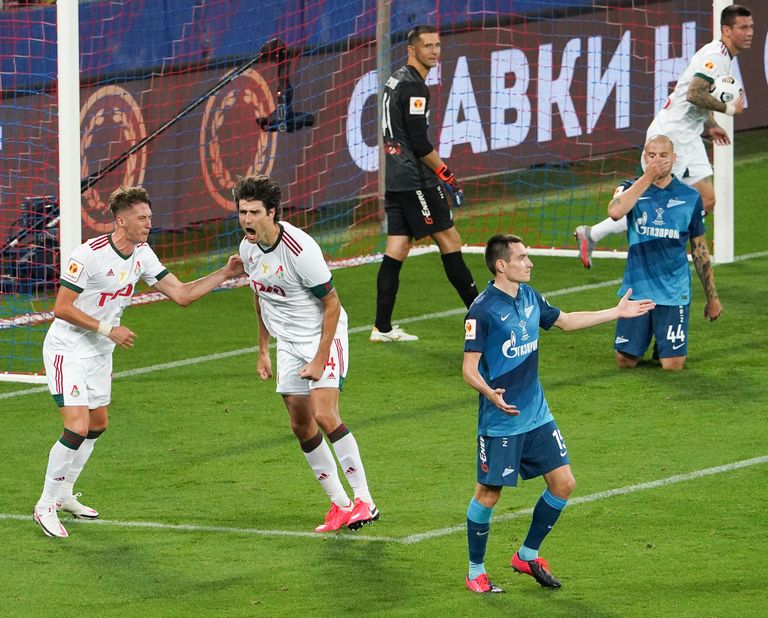 Игрок ФК Локомотив Антон Миранчук, игрок ФК Локомотив Ведран Чорлука, вратарь ФК Зенит Михаил Кержаков, игрок ФК Зенит Вячеслав Караваев, игрок ФК Зенит Ярослав Ракицкий и игрок ФК Локомотив Федор Смолов (слева направо) в матче за Суперкубок России между ФК Зенит (Санкт-Петерубрг) и ФК Локомотив (Москва). Игрок ФК Локомотив Антон Миранчук, игрок ФК Локомотив Ведран Чорлука, вратарь ФК Зенит Михаил Кержаков, игрок ФК Зенит Вячеслав Караваев, игрок ФК Зенит Ярослав Ракицкий и игрок ФК Локомотив Федор Смолов (слева направо) в матче за Суперкубок России между ФК Зенит (Санкт-Петерубрг) и ФК Локомотив (Москва).