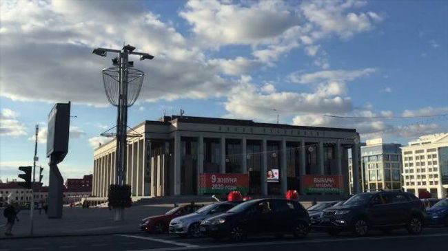 Флешмоб оппозиции в Минске: автомобилисты сигналили, проезжая мимо Дворца республики Флешмоб оппозиции в Минске: автомобилисты сигналили, проезжая мимо Дворца республики
