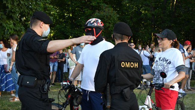 Участники митинга оппозиции и сотрудники ОМОНа в Киевском сквере в Минске Участники митинга оппозиции и сотрудники ОМОНа в Киевском сквере в Минске