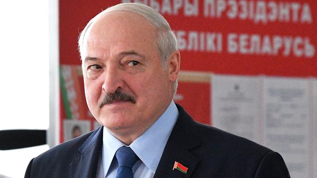 Президент Белоруссии Александр Лукашенко голосует на выборах президента Белоруссии на избирательном участке в Минске Президент Белоруссии Александр Лукашенко голосует на выборах президента Белоруссии на избирательном участке в Минске