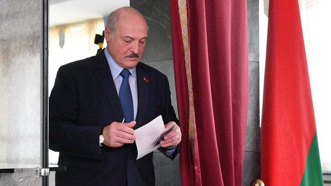 Президент Белоруссии Александр Лукашенко голосует на выборах президента Белоруссии на избирательном участке в Минске Президент Белоруссии Александр Лукашенко голосует на выборах президента Белоруссии на избирательном участке в Минске