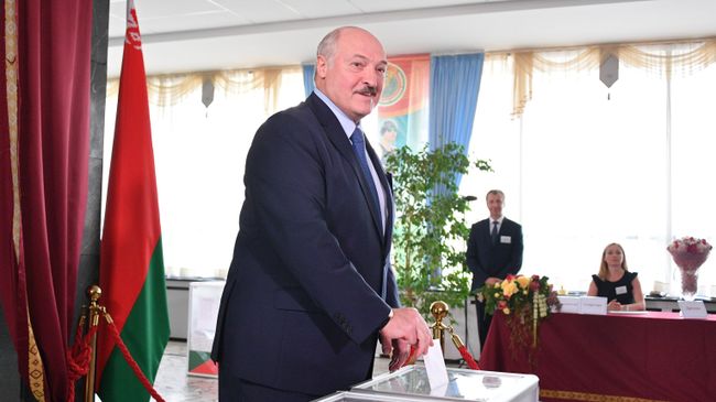 Президент Белоруссии Александр Лукашенко голосует на выборах президента Белоруссии на избирательном участке в Минске Президент Белоруссии Александр Лукашенко голосует на выборах президента Белоруссии на избирательном участке в Минске