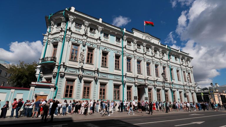 Люди стоят в очереди у здания посольства Белорусии в Москве во время голосования на выборах президента Белоруссии Люди стоят в очереди у здания посольства Белорусии в Москве во время голосования на выборах президента Белоруссии