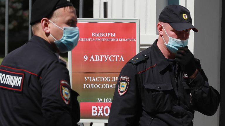 Сотрудники полиции у здания посольства Белорусии в Москве во время голосования на выборах президента Белоруссии Сотрудники полиции у здания посольства Белорусии в Москве во время голосования на выборах президента Белоруссии