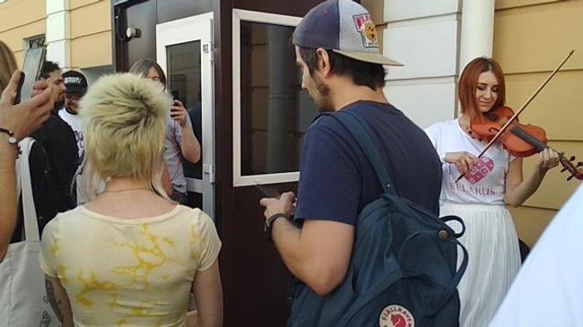 Очередь в посольство Белоруссии в Москве на голосование на выборах президента Очередь в посольство Белоруссии в Москве на голосование на выборах президента