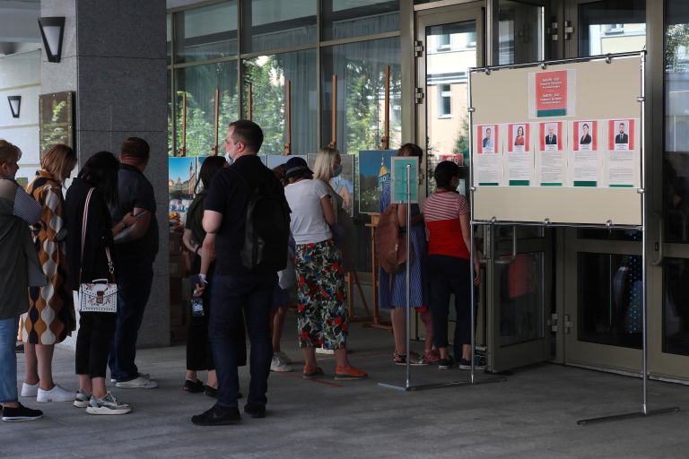 Люди стоят в очереди во время голосования на выборах президента Белоруссии