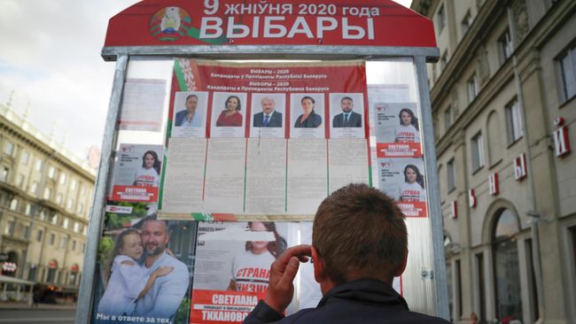 Стенд с информацией о кандидатах президентских выборов Стенд с информацией о кандидатах президентских выборов
