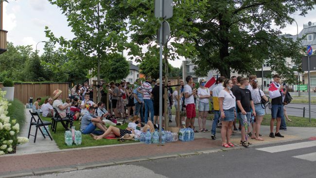 Люди выстраиваются в очередь у посольства Белоруссии в Варшаве, чтобы проголосовать во время президентских выборов Люди выстраиваются в очередь у посольства Белоруссии в Варшаве, чтобы проголосовать во время президентских выборов